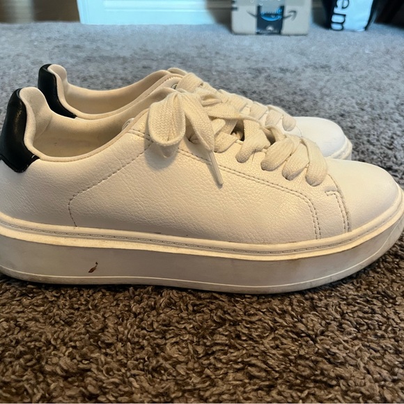 Steve Madden Sneakers - Picture 2 of 2